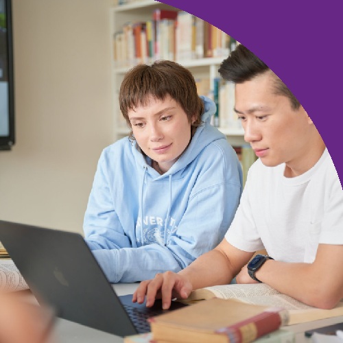 Studierende lernen gemeinsam am Laptop