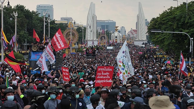 Democracy monument – demonstrations