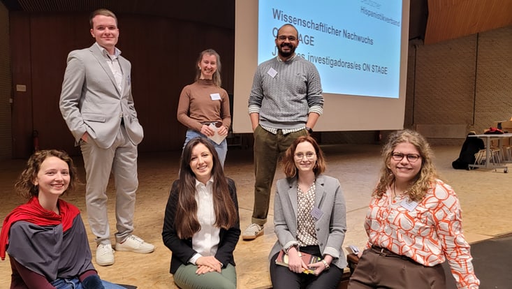 Junge wissenschaftlicher auf der Bühne