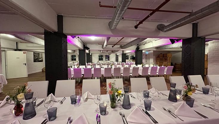 Sala con mesas preparadas