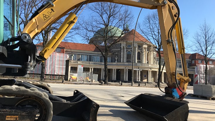 Baustelle vor dem Hauptgebäude