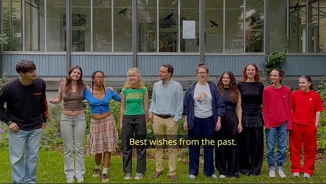 Gruppenfoto von Studierenden mit em Schriftzug "Best Wises from the past"