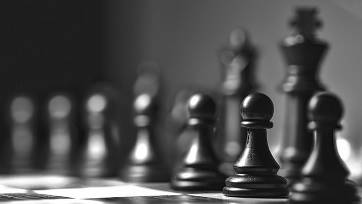 Schachfiguren auf Spielbrett