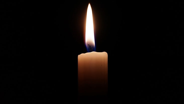 Kerzenflamme vor schwarzem Hintergrund