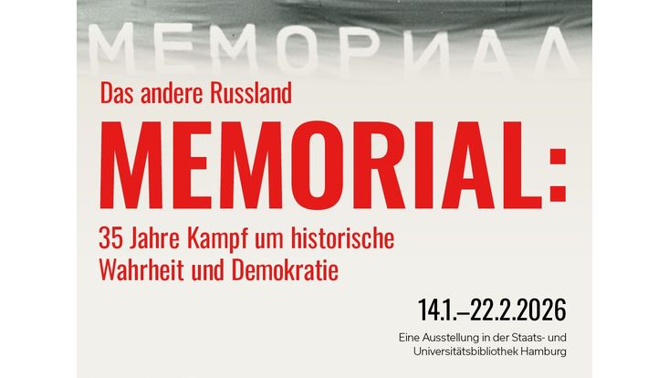 Oben: Schwarz-Weiß-Foto von demonstrierenden Menschen, Mitte: Ausstellungstitel und -zeitraum, unten: Sigel der unterstützenden Institutionen