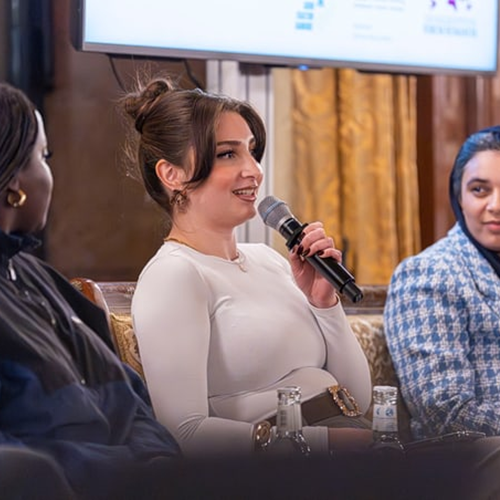 Junges Moderationsteam: v.l.n.r.  Wondibel Opoku, Ezo Ime, Damanpreet Kaur.