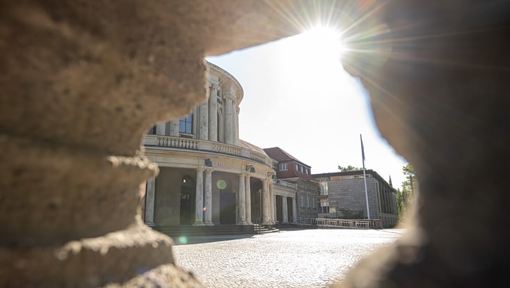 Sonne scheint vor Hauptgebäude / Sun shining in front of main building