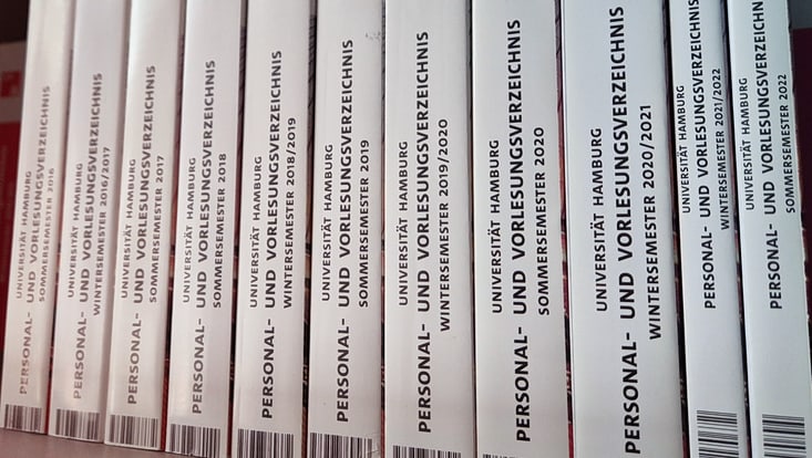 Ansicht der Buchrücken alter, gedruckter Vorlesungsverzeichnisse