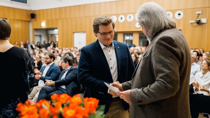 Prof. Nikulka gratuliert Max Stendler zum Studienabschluss im Bachelor