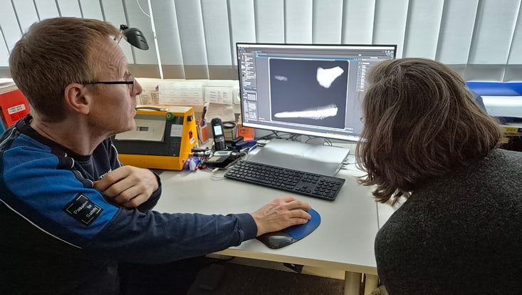 Fotografie der Analyse von Röntgenaufnahmen der frühen Metallklingen v