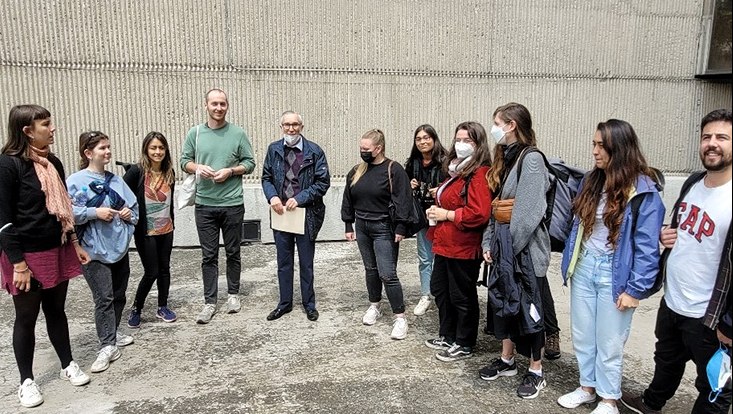 Gruppenfoto: Studierende der UHH bei einer Führung der Nationalbibliothek Mexiko-Stadt