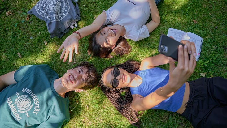 Studierende in sommerlicher Pausen-/Freizeitsituation auf dem Hauptcampus