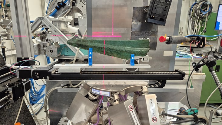 Foto einer Klinge aus dem Hort von Kutenholz in der Messapparatur des Deutschen Elektronen Synthrotrons (DESY)