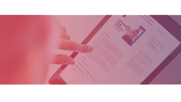 orientierungsrahmen-733-414-lutsch-pawlowski Person tippt auf ein Tablet auf die Website des KI-Orientierungsrahmen