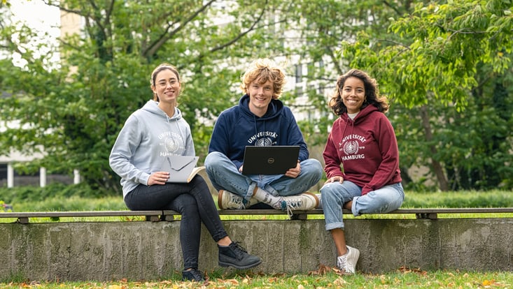 Studierende auf dem Campus