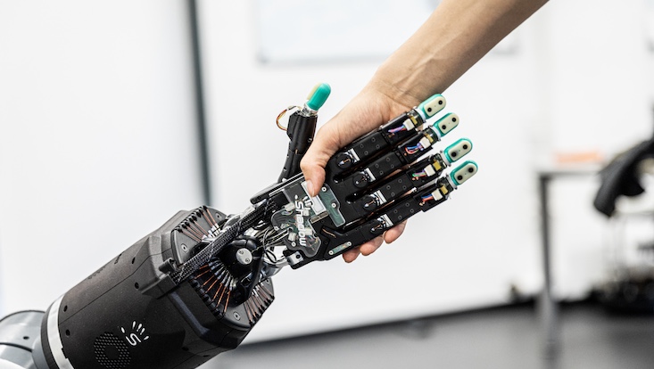 roboter-hand-733-414-uhh-hansen Eine menschliche Hand schüttelt die Hand eines Roboters