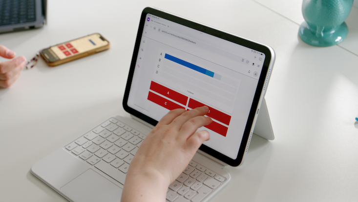 digital-lehren-particify-733-414-uhh-mybes Eine Person tippt auf einen iPad-Screen, auf dem Particify geöffnet ist