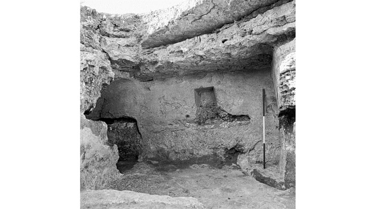Innenraum der Grotte mit Nischenwand Innenraum der Grotte mit Nischenwand
