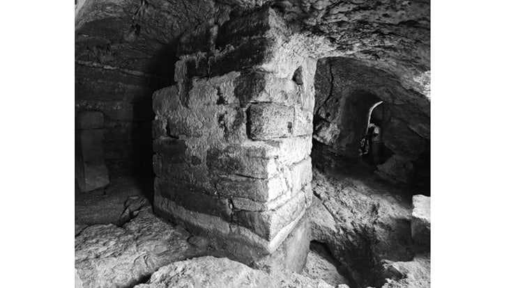 theatergrotte3-733x414 Hauptraum der Grotte nach P. Niewöhner