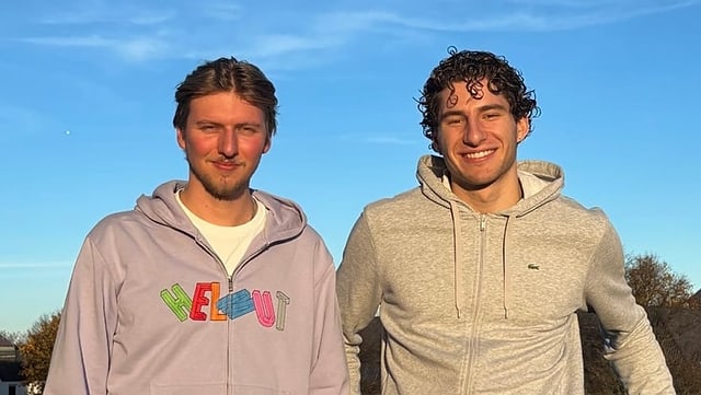 Porträt von lächelnden Studenten Linus Rothstein und Mats Wilms