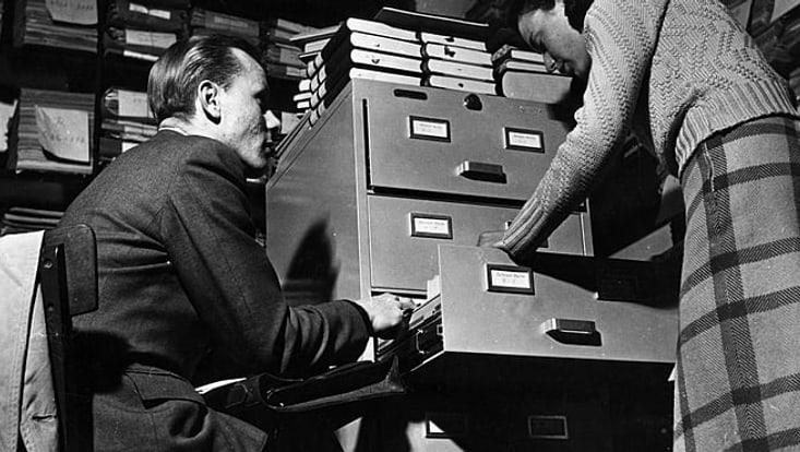 Mitarbeiter:innen des Instituts für Zeitgeschichte am Karteischrank um 1950