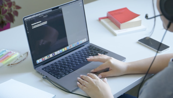 Eine Person sitzt am Laptop und tippt auf der Tastatur. Das Programm Obsidian ist geöffnet