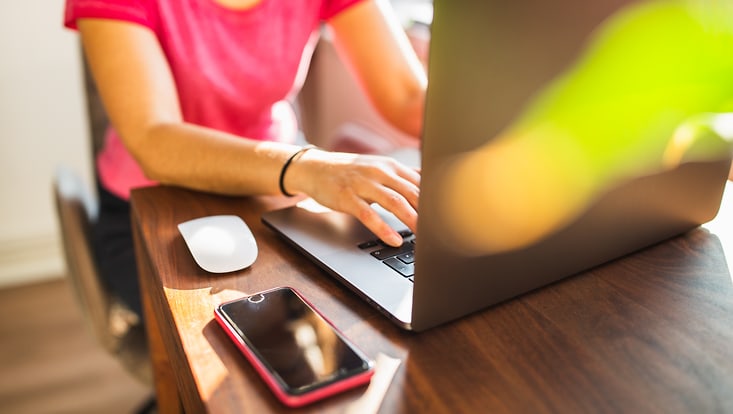 Arbeitssituation mit Laptop und Smartphone