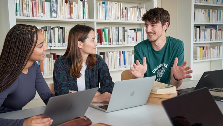 Drei Studierende tauschen sich aus