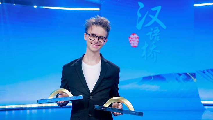 Foto eines Studenten mit Trophäen in den Händen