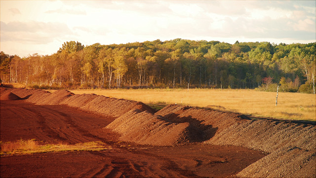 Landschaft mit aufgestautem Boden