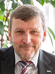 Das Foto zeigt Professor Dobner am Schreibtisch
