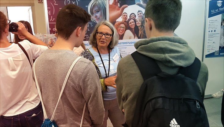 Prof. Dr. Eva-Maria Pfeiffer berät Schüler zu den Studiengängen im Fachbereich Geowissenschaften.