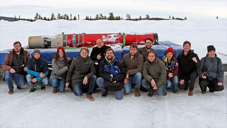 Das MAIUS-I-Team mit der Rakete. Das MAIUS-I-Team mit der Rakete.