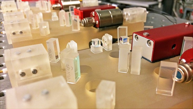 Raktentaugliche Optikmodule aus Zerodur zur Steuerung von Lichtimpulssequenzen Raktentaugliche Optikmodule aus Zerodur zur Steuerung von Lichtimpulssequenzen