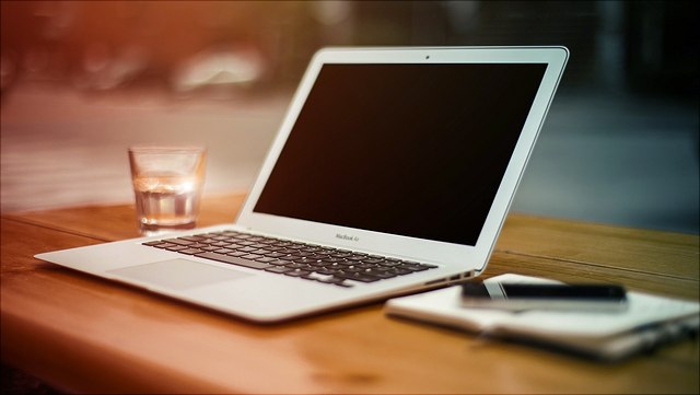 Bild Laptop auf Tisch