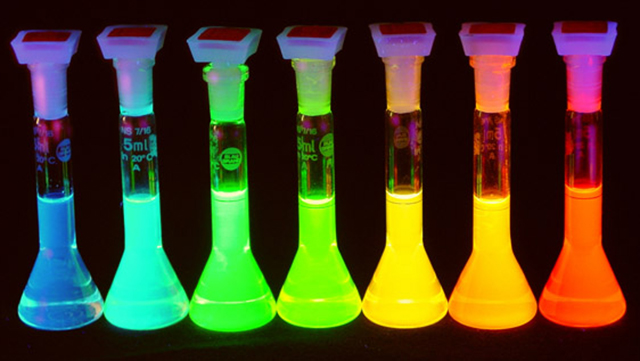 Gläser mit bunter Flüssigkeit