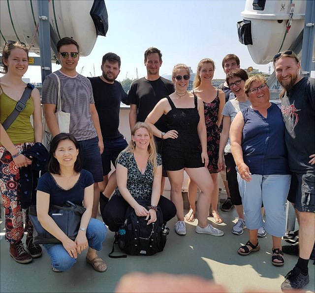 gruppenbild2640x595 Team-Mitglieder der NMR-Abteilung auf dem Deck der Cap San Diego