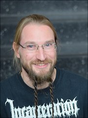 mix-thorsten Person im Profil vor Treppe als Hintergrund