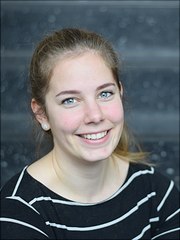 haerdter-johanna Person im Profil vor Treppe als Hintergrund