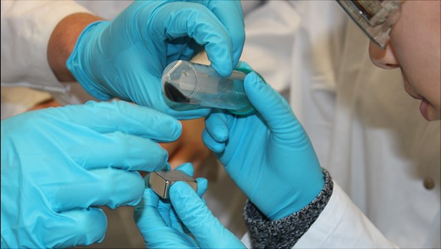 Studierende arbeiten gemeinsam Studierende richten gemeinsam einen Magneten aus