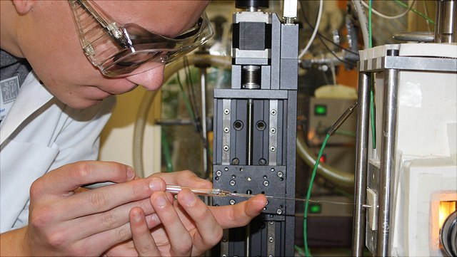 Student am Levitator Studierender pipettiert eine Flüssigkeit in eine Reaktionskammer