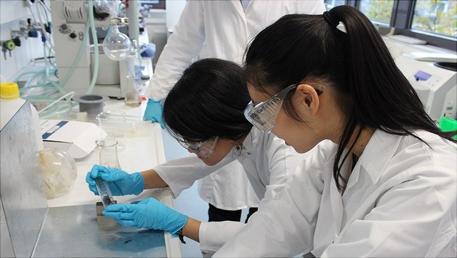 Ferienpraktikum Chemie zwei Schülerinnen untersuchen eine Substanz