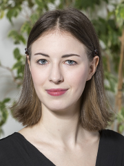 181025-MakromolekukareChemie_62D7632-180x240Px-Foto-UHH,_RRZ-MCC,_Mentz Mitarbeiterporträt von Charlotte Vogler