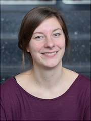 schmitt-caroline Person im Profil vor Treppe als Hintergrund