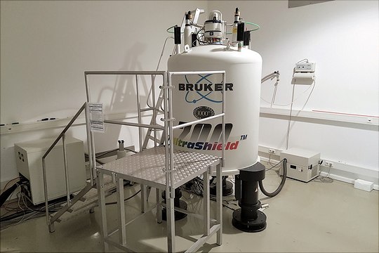 av700-540x360 700 MHz NMR-Magnet mit Aluplatform in einem Raum vor weißer Wand