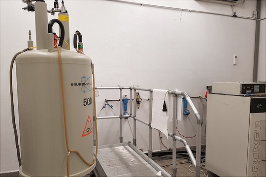 drx500-540x360 500 MHz NMR-Magnet mit Aluplatform und Konsole in einem Raum vor weißer Wand mit Pflanzen im Hintergrund