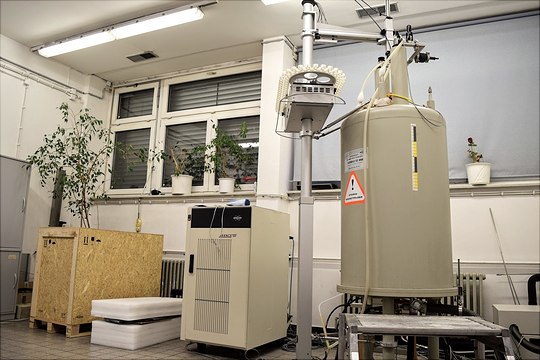 av500 500 MHz NMR-Magnet mit Aluplatform und Konsole in einem Raum vor weißer Wand mit Pflanzen im Hintergrund