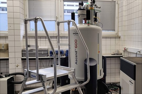 av3600 600 MHz NMR-Magnet mit Aluplatform in einem Raum vor gekachelter Wand