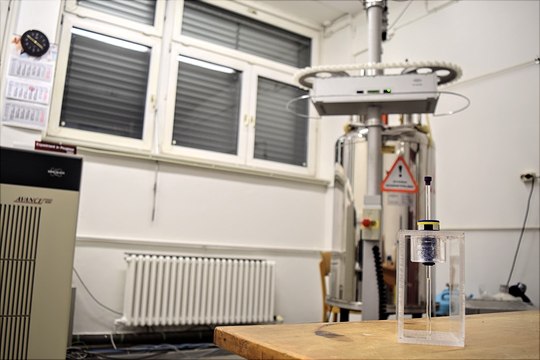 av4001-540x360 NMR-Probenständer auf einem Tisch vor 400 MHz NMR-Magnet in silber mit Probenwechsler