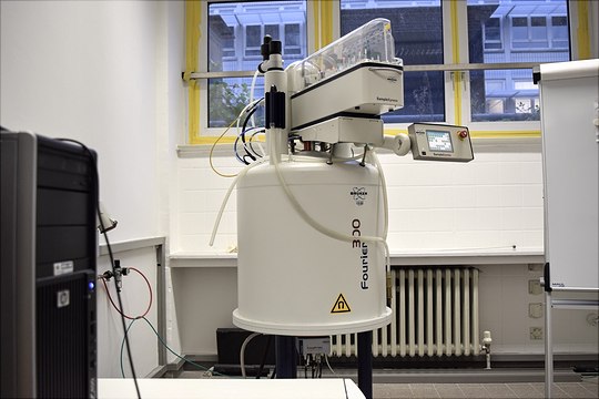 fhd300-540x360 300 MHz NMR-Magnet in einem Raum vor weißer Wand mit Fensternim Hintergrund